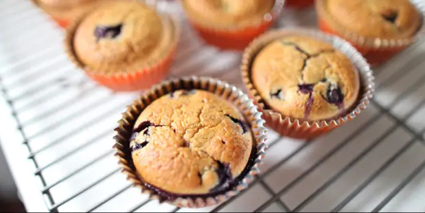 Delicious muffins made the healthy way with wheat bran, milk and apple sauce.